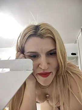 HotBlondie69 webcam