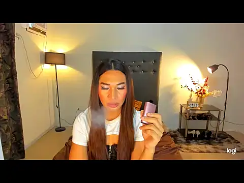 UrSeductiveCriselda webcam