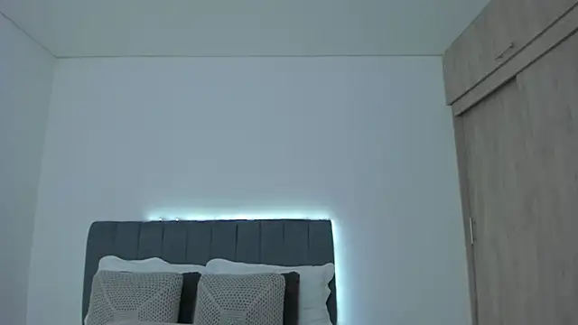 im_sarah34 live cam on StripChat