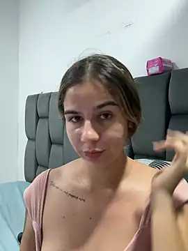 AllieYourGirl live cam on StripChat