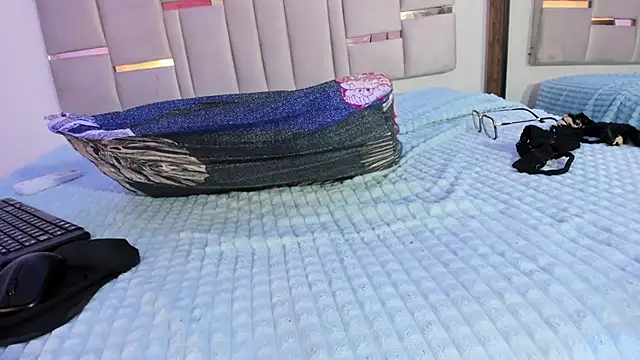 Mikaela-Banes webcam