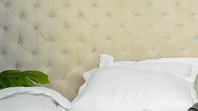 VioletBloomm live sex cam