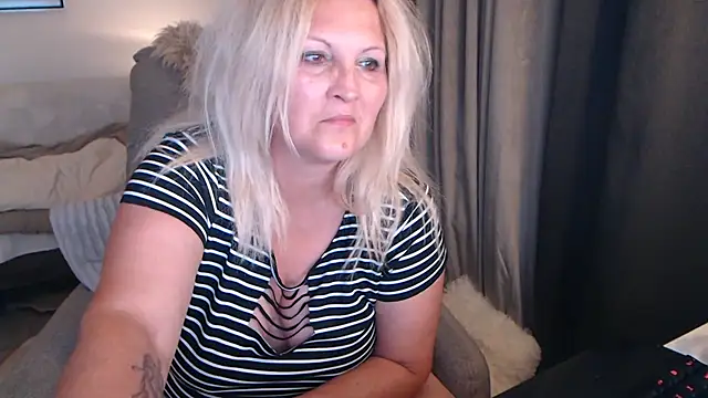 Divineblond webcam