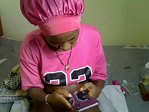 Pearl_petite webcam