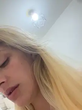 Bellalolahot webcam