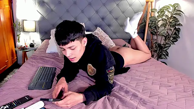andy_belier23 (M twink) - have my Lovense remote with link