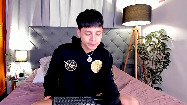 andy_belier23 (M twink) - have my Lovense remote with link