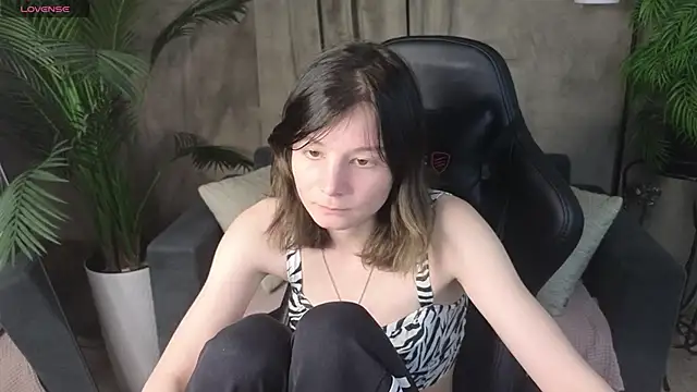 ellineverly (F young) - nipples to the camera for 1 minute