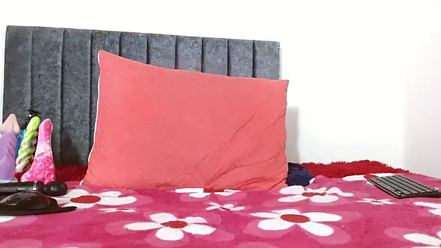 evolettee______ (F milf) - send a kiss