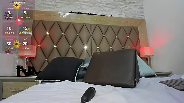 ChloeCartier live cam on StripChat