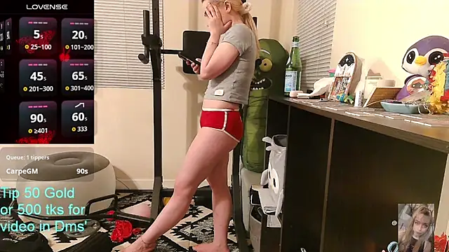 Blondiewithanass live cam