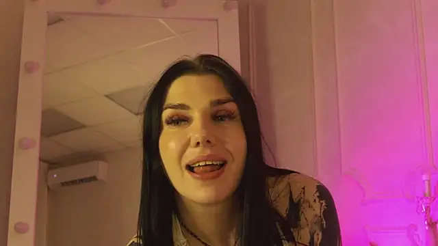 MaeveMoon live cam on StripChat