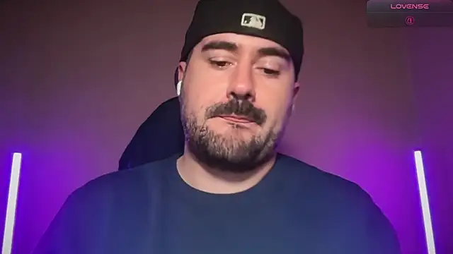 dominanttheo (Ask my age) - im horny