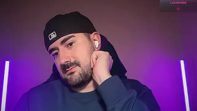 dominanttheo (Ask my age) - im horny