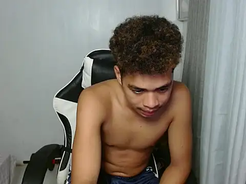 curlyasian_njxx webcam