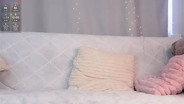 cherlyguss (F teen) - massage my tits under my top