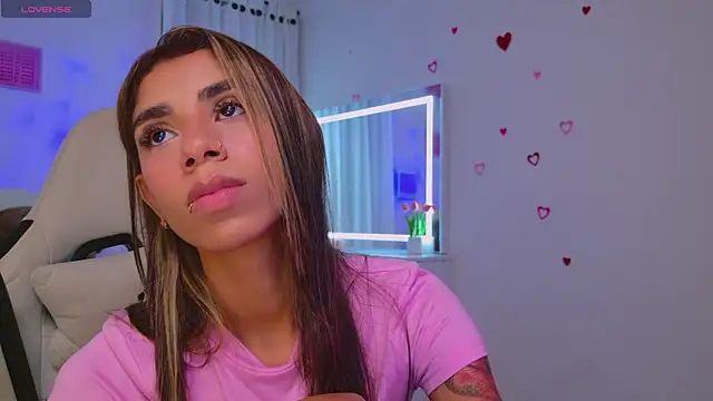 BrunetteAdams001 webcam