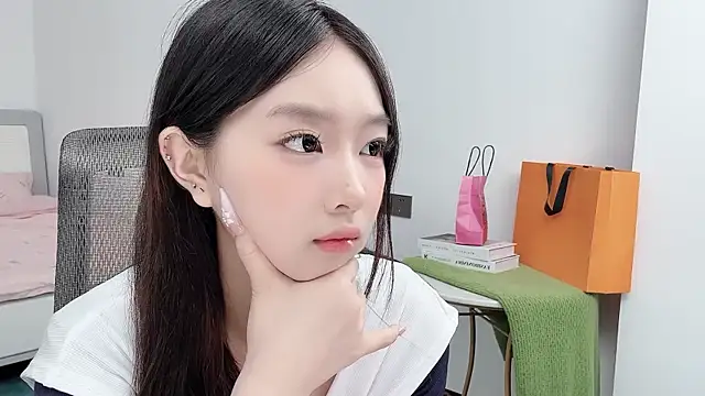 Yoyo33355 live cam