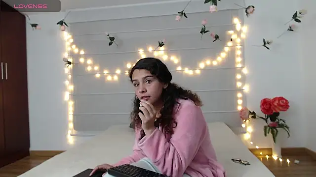 sarabubbie - Sarabubbie's free webcam - UK Sex Cams
