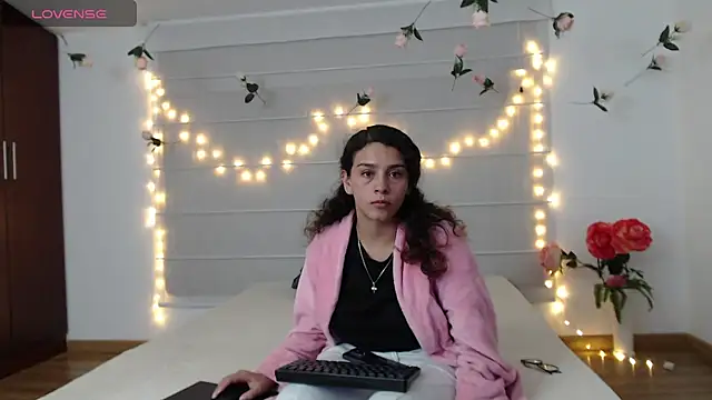 Sarabubbie live cam on StripChat