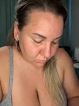 AnnaCurvy webcam