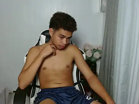 curlyasian_njxx webcam