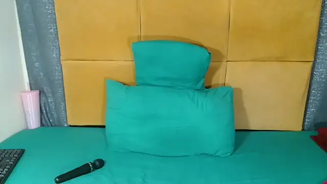 HugeTitisxx webcam