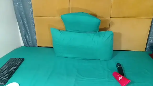 HugeTitisxx webcam
