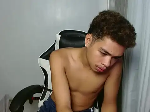 curlyasian_njxx (M twink) - public cum show
