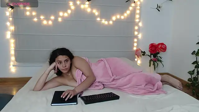 Sarabubbie live cam on StripChat