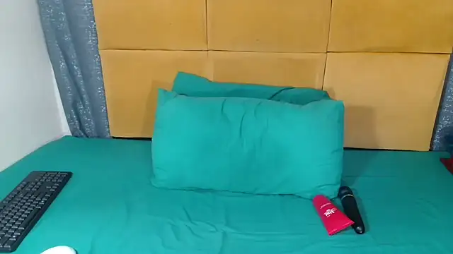 HugeTitisxx webcam