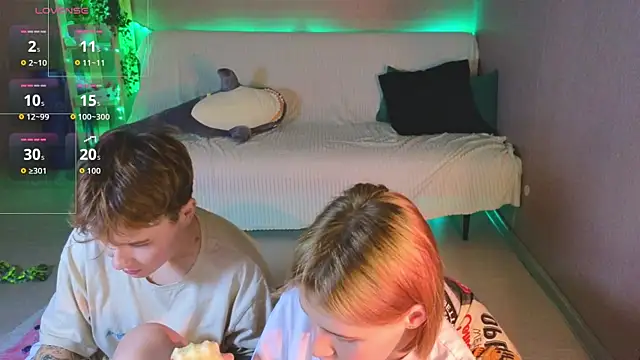 two_gerls_here webcam