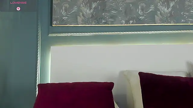 MiaKay1 live cam on StripChat