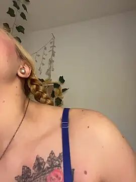 Sara_Sophia420 live cam on StripChat