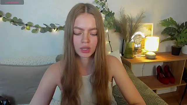 HoneyEmilly live cam on StripChat