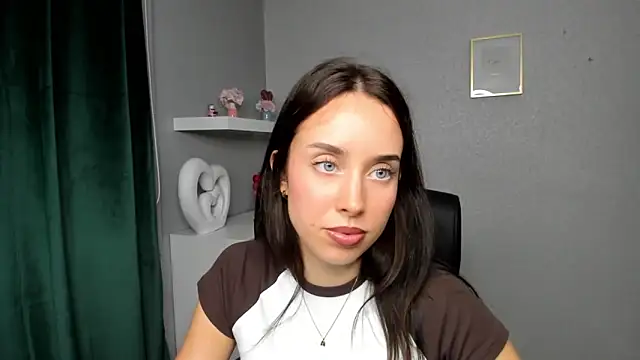 AdeleSolo live cam on StripChat