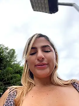sammyqueenx21 (G milf) - let a customer see and touch my boobs