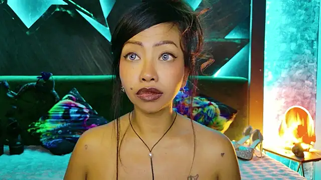 ElyaQuinn live cam on StripChat