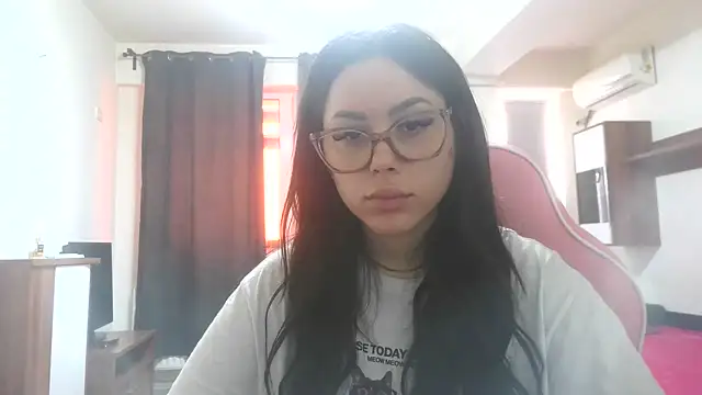 LovelyJulliette live cam on StripChat