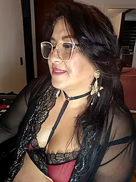 CurvyFireLatina live cam on StripChat
