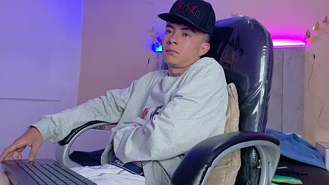 nascary_fox (M twink) - tease  ass +oil