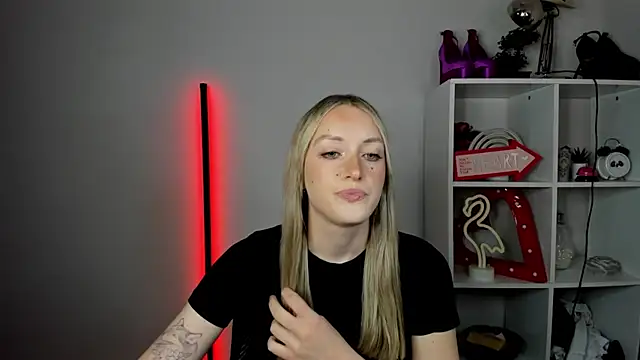 EvelynBlond webcam