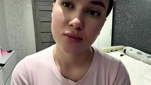 cuteshowy live cam on StripChat