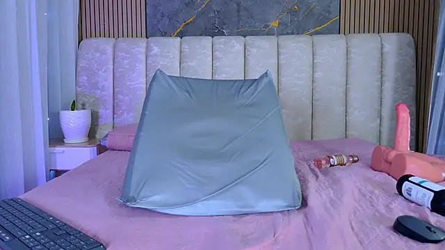 mia_scot webcam