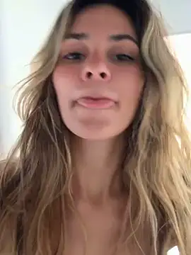 cuteluci_ webcam