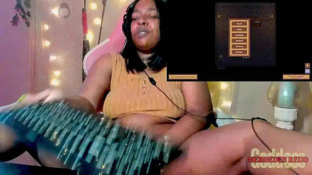 MercedesRedd live cam on StripChat