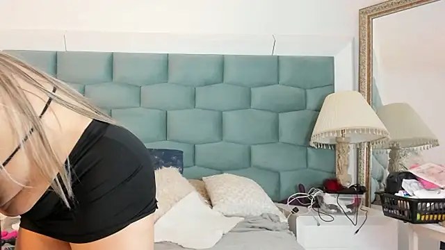 MiaMancini webcam