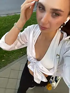 QuitieLia live sex cam