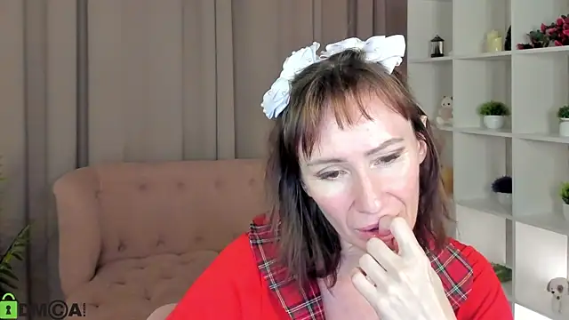 gracekellyyy (F milf) - Massage Grace's breasts.