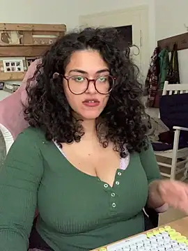 Curvydesifromgermany webcam